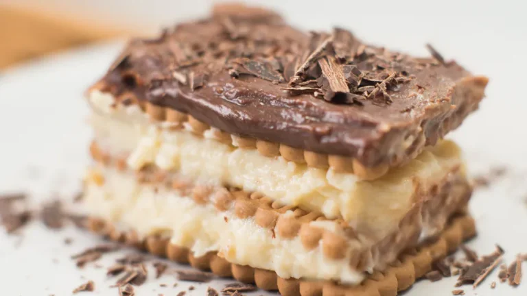 Bardzo szybkie ciasto. Babcia robiła mi w dzieciństwie, gdy nie chciałem jeść kaszy manny