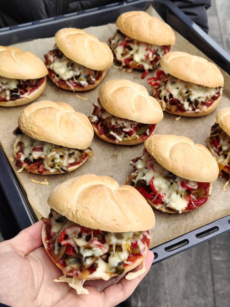 Zapiekanki Farmerskie: Pyszna Propozycja na Kolację lub Przekąskę