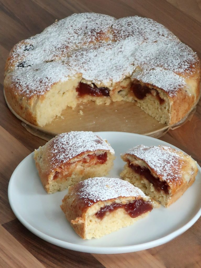 Ciasto Pączkowe: Puszyste, Słodkie i Pełne Nadzienia – Idealne na Tłusty Czwartek lub Kawiarenkę w Domu 🍩🍓☕