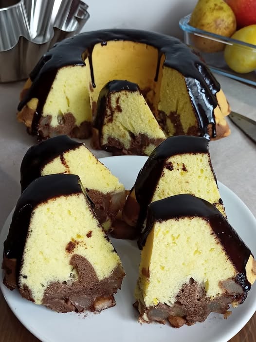 Dwukolorowa babka z owocowym spodem