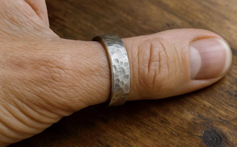 Wiele osób nie zdaje sobie sprawy, co symbolizuje pierścień na kciuku.