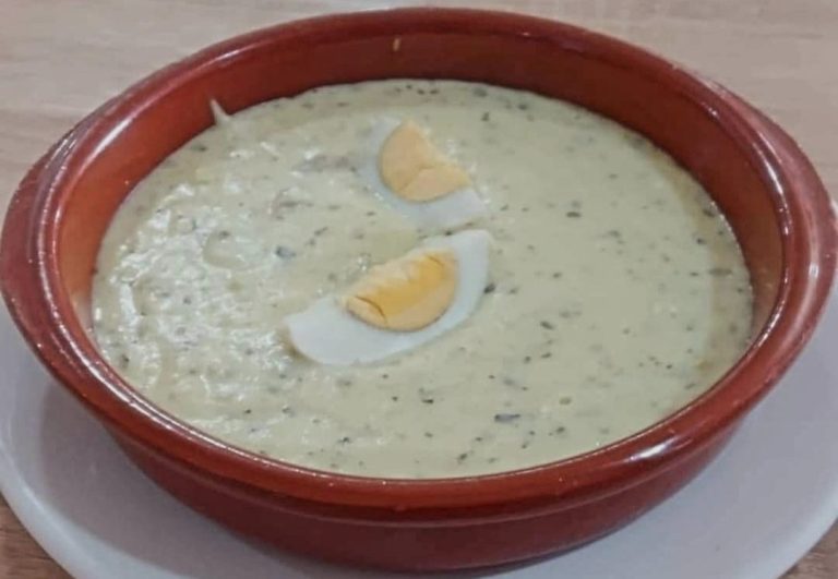 „Salsa de Huacatay” lub podobny peruwiański sos, być może „Ocopa Arequipeña”, podawany z jajkami na twardo jako dodatkiem. To kremowy, ziołowy sos.