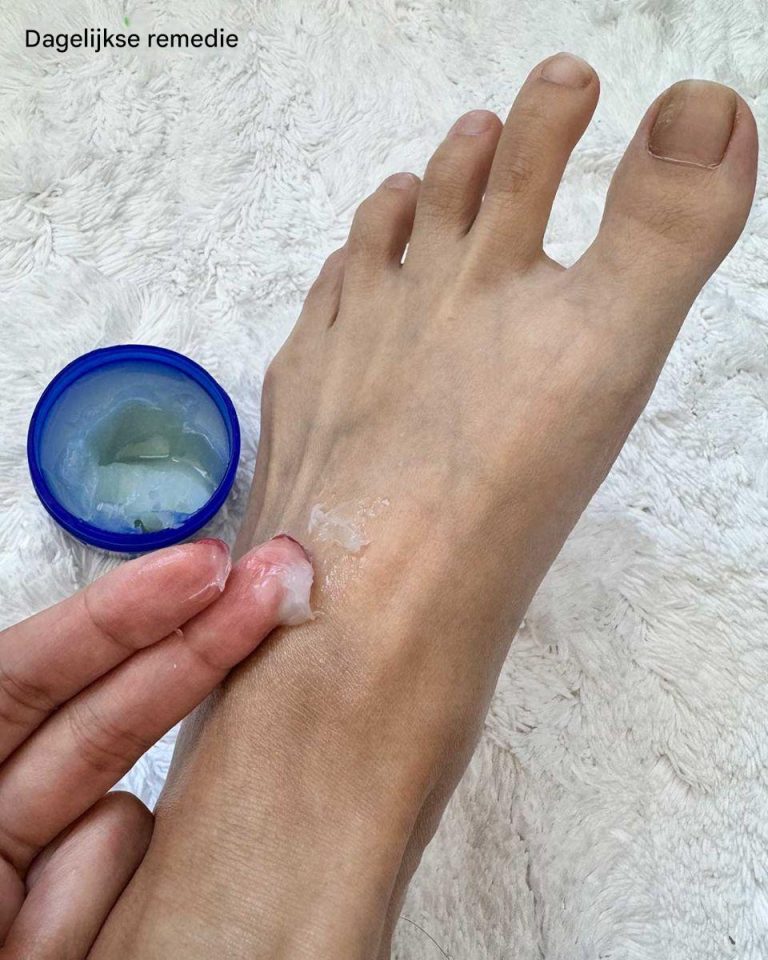 Kobieta wciera Vicks Vaporub w stopy przed snem z ważnego powodu