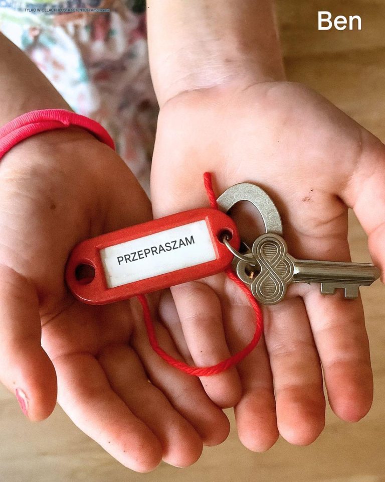 Moja macocha zawsze mnie nienawidziła bez powodu, ale powiedziała mi, że umiera i dała mi klucze do pokoju w motelu, zostawiając karteczkę z napisem: „Przepraszam”. – Historia dnia