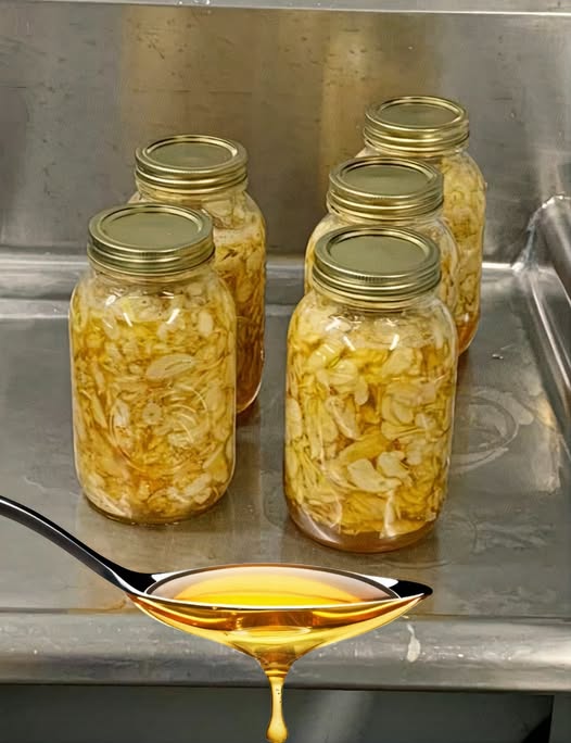 Miód, cytryna, cebula, czosnek i imbir — jedna łyżeczka dziennie, aby poczuć się fantastycznie!