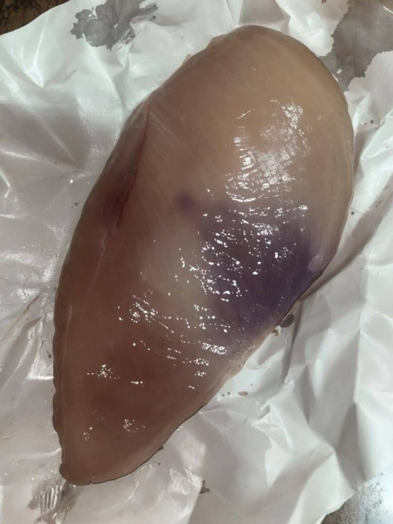 Dlaczego na piersi kurczaka jest fioletowa plamka?