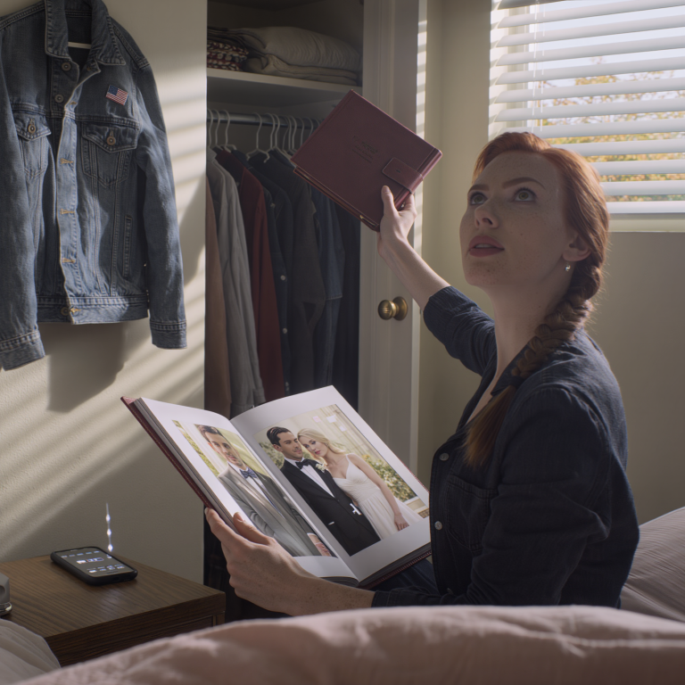 Odkryłam sekretny drugi album ślubny mojego męża… Szukałam aparatu w jego szafie, gdy znalazłam album ślubny, którego nigdy wcześniej nie widziałam. Ręce mi drżały, gdy go otwierałam: stał tam w smokingu, całując moją najlepszą przyjaciółkę w białej sukni ślubnej. Zamarłam, gdy usłyszałam, jak jego samochód wjeżdża na podjazd. Album wciąż trzymałam w dłoniach, a na twarzy wciąż miałam świeże łzy. Wślizgnęłam się za drzwi i czekałam.