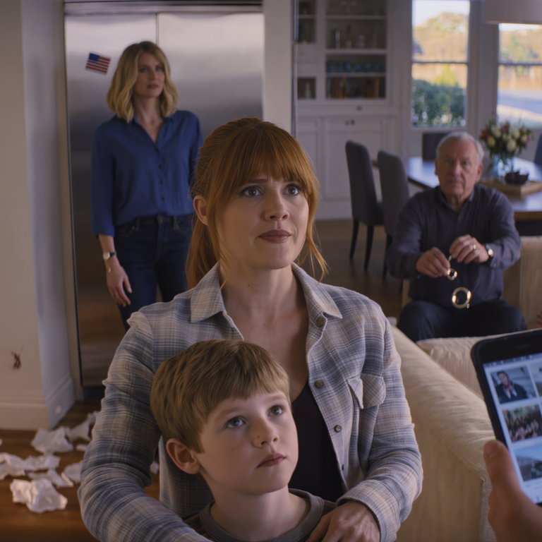 O 15:47 moja siostra zaczęła niszczyć prezenty urodzinowe mojego syna, podczas gdy kilkoro krewnych klaskało i śmiało się, jakby to była rozrywka – tylko ja i mój synek staliśmy tam jak sparaliżowani. Mój ojciec wstał, po raz pierwszy od 40 lat zdjął obrączkę i wypowiedział cztery słowa, które zmieniły wszystko na zawsze, zanim świece zdążyły się wypalić.