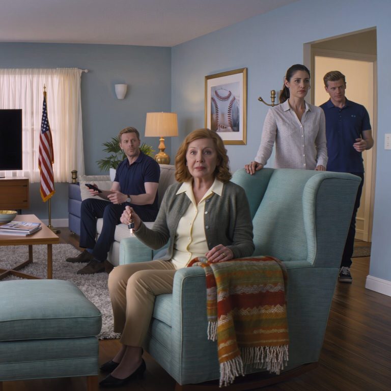 Siedziałem w salonie i oglądałem telewizję, kiedy wszedł mój zięć, wyłączył telewizor i powiedział: „Wynoś się”. Moja córka tylko odwróciła wzrok. Siedziałem cicho, wziąłem klucze i wyszedłem. A następnego dnia w drzwiach pojawił się mężczyzna w garniturze… i zadzwonił dzwonkiem.