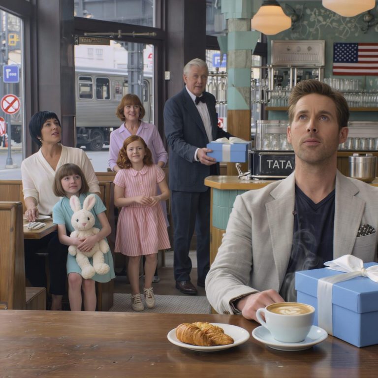 Byłem w kawiarni z moją nową żoną i pasierbicą. Kiedy szły do ​​toalety, podszedł mężczyzna, postawił na naszym stoliku małe niebieskie pudełko i powiedział: „Będzie ci to potrzebne dziś wieczorem”. Zanim zdążyłem zadać choć jedno pytanie, zniknął. Wsunąłem pudełko do torby i poszedłem do domu. Kiedy w końcu je otworzyłem…