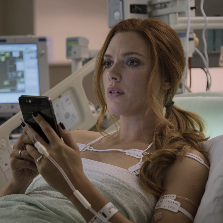 Kiedy zemdlałam na uroczystości ukończenia szkoły, lekarze zadzwonili do moich rodziców. Nie pojawili się. Zamiast tego moja siostra opublikowała moje zdjęcie z podpisem: „Rodzinny dzień bez dramatów”. Nie powiedziałam ani słowa. Kilka dni później, wciąż osłabiona i podłączona do aparatury, zobaczyłam 75 nieodebranych połączeń – i SMS-a od taty: „Potrzebujemy cię. Odezwij się natychmiast”. Bez zastanowienia…