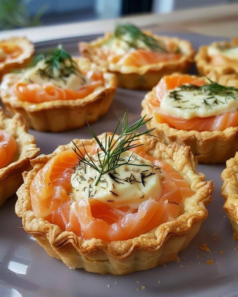 Małe tartaletki z wędzonym pstrągiem, koperkiem i serkiem śmietankowym