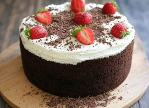 Ciasto warstwowe z kremem czekoladowo-truskawkowym