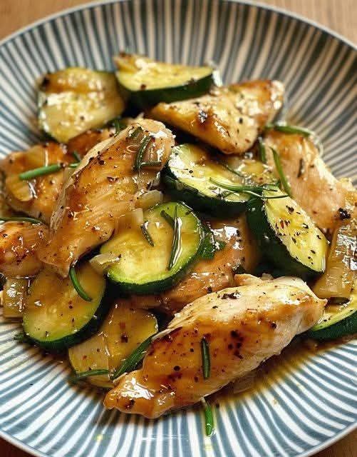 Kurczak i cukinia smażone w sosie sojowym