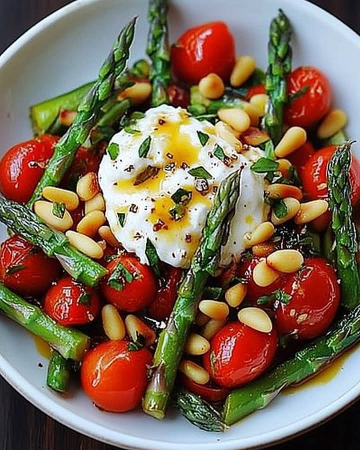 Sałatka ze szparagów i pomidorów z burratą i orzeszkami pinii: włoska elegancja