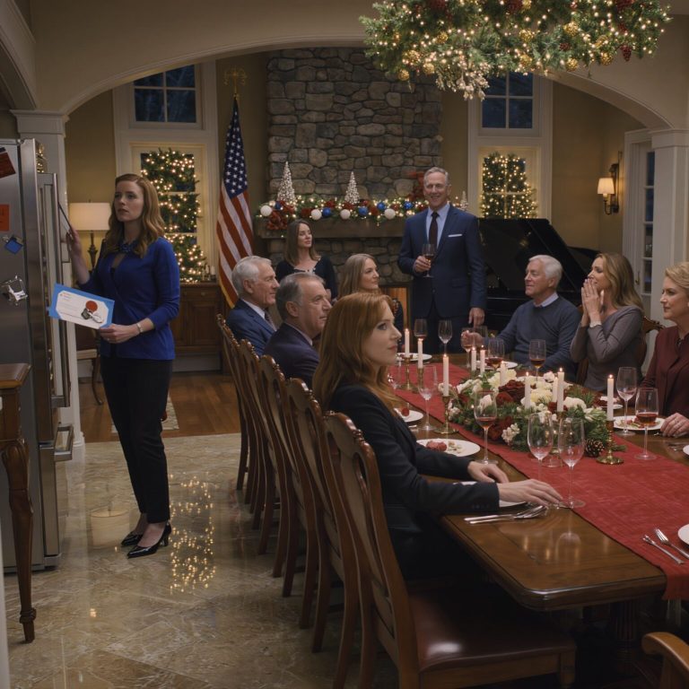 Dzień przed Wigilią mój tata powiedział: „Najlepszym prezentem byłoby, gdybyś przestał przychodzić do tej rodziny”. Wszyscy przy stole zamilkli – nikt nie stanął w mojej obronie. Więc właśnie to zrobiłem. Po sprzedaży domu, który po cichu finansowałem, i odwołaniu ich wymarzonej kolacji wigilijnej… to, co zostawiłem na lodówce, sprawiło, że w pokoju zrobiło się zimno.